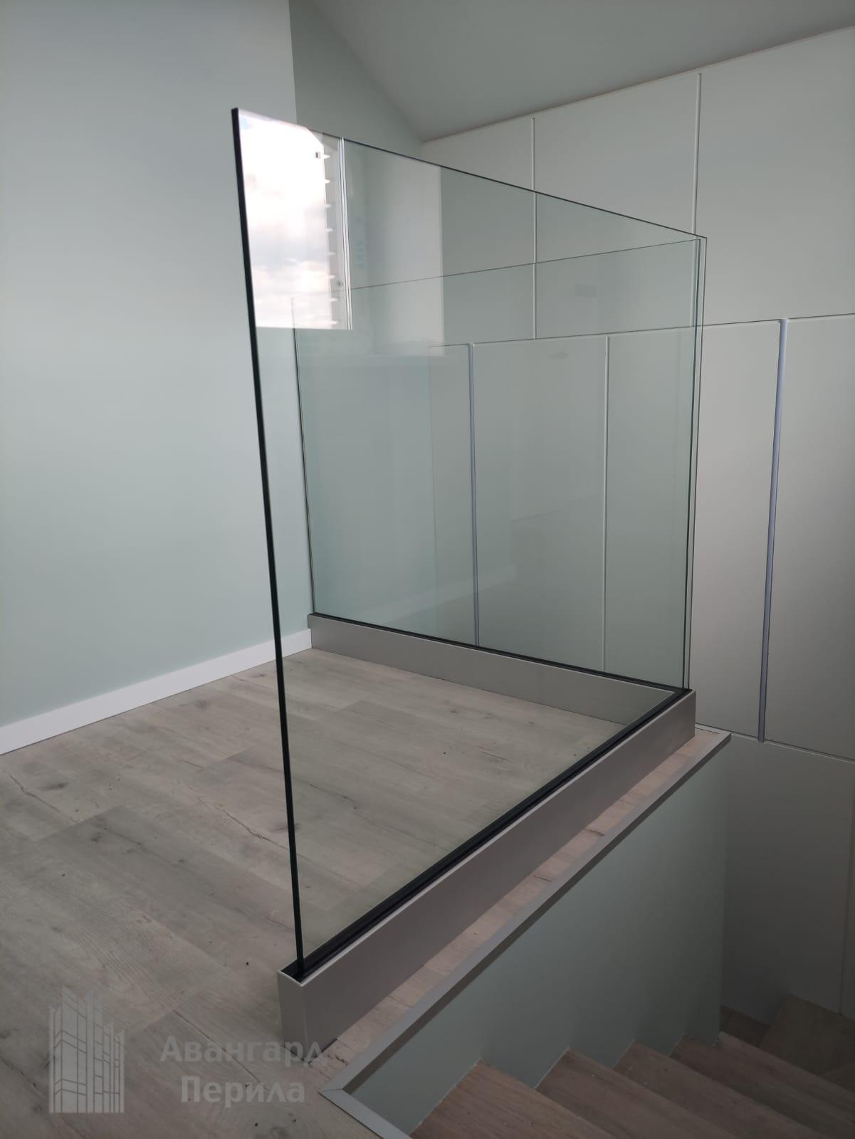 Цельностеклянные ограждения на коннекторах Цельностеклянные ограждения на профиле из алюминия