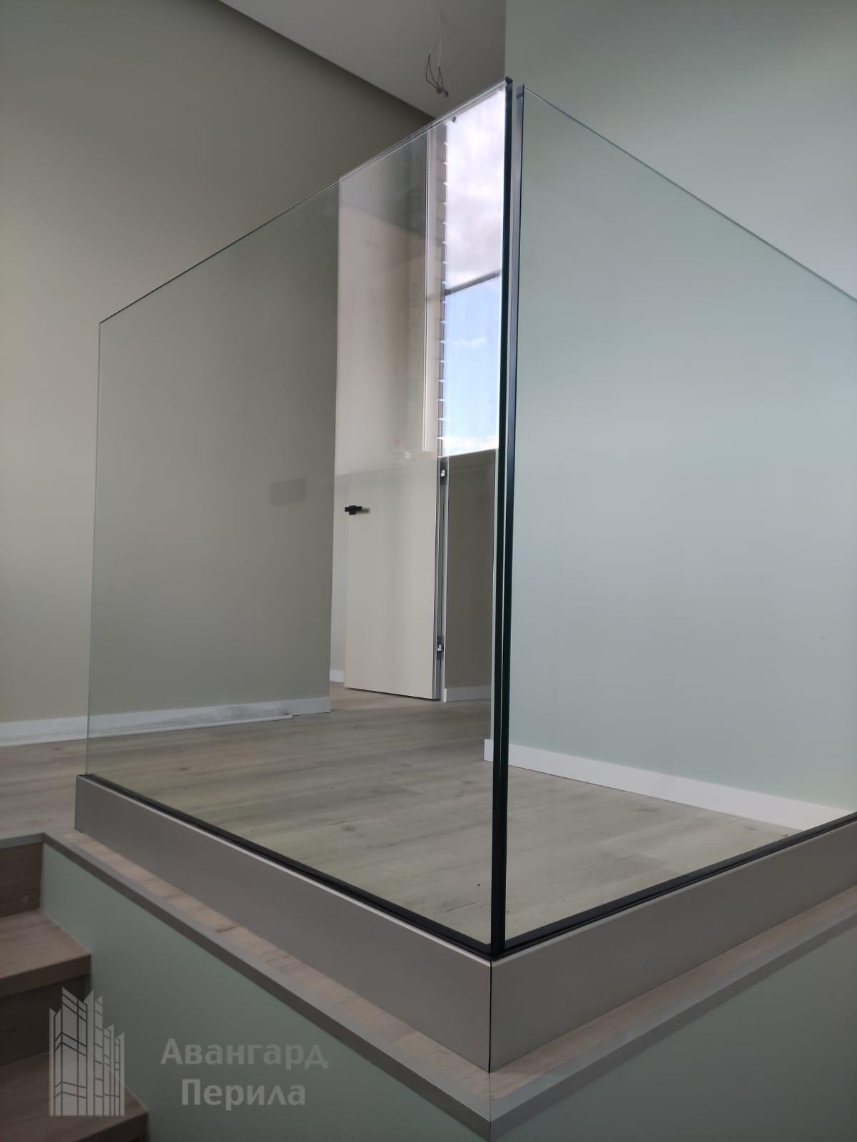 Цельностеклянные ограждения на коннекторах Цельностеклянные ограждения на профиле из алюминия