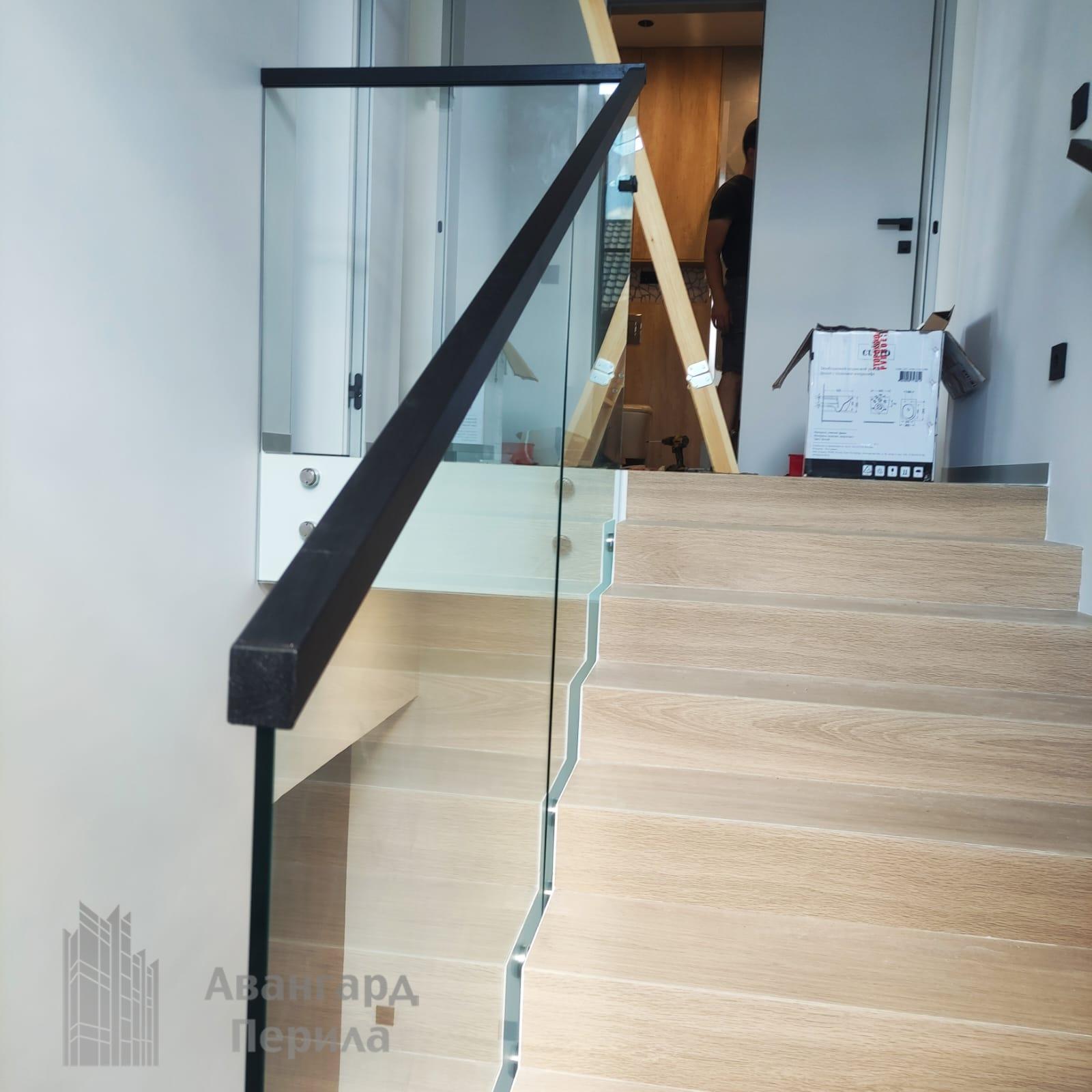 Цельностеклянные ограждения на профиле из алюминия Цельностеклянные ограждения на профиле из алюминия