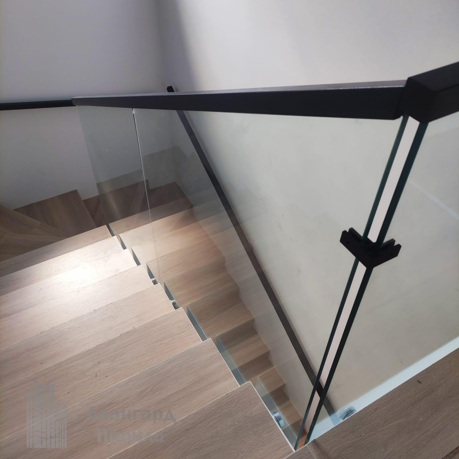 Цельностеклянные ограждения на профиле из алюминия Цельностеклянные ограждения на профиле из алюминия