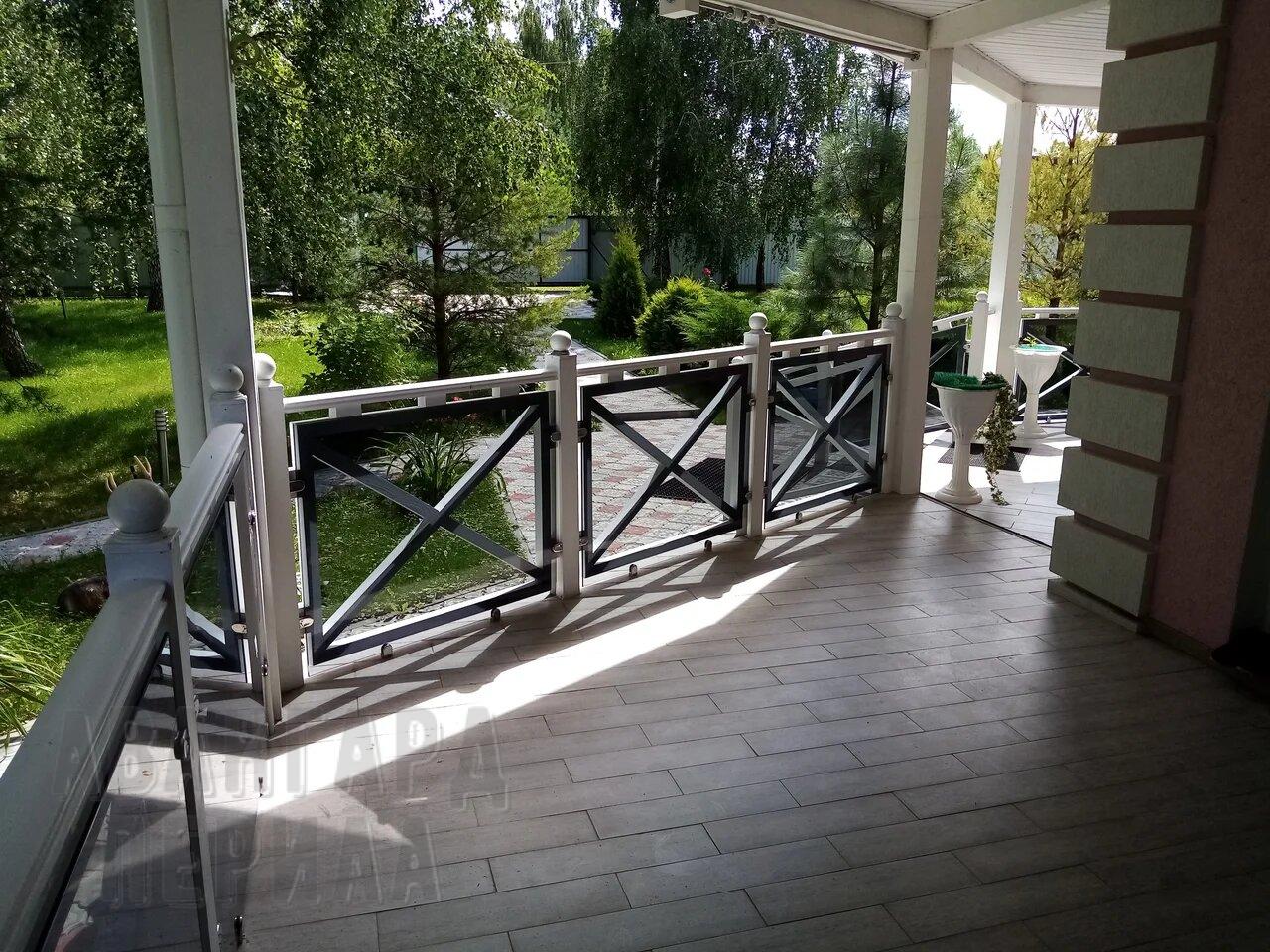 Перила со стеклом на стойках Перила для балкона и террас
