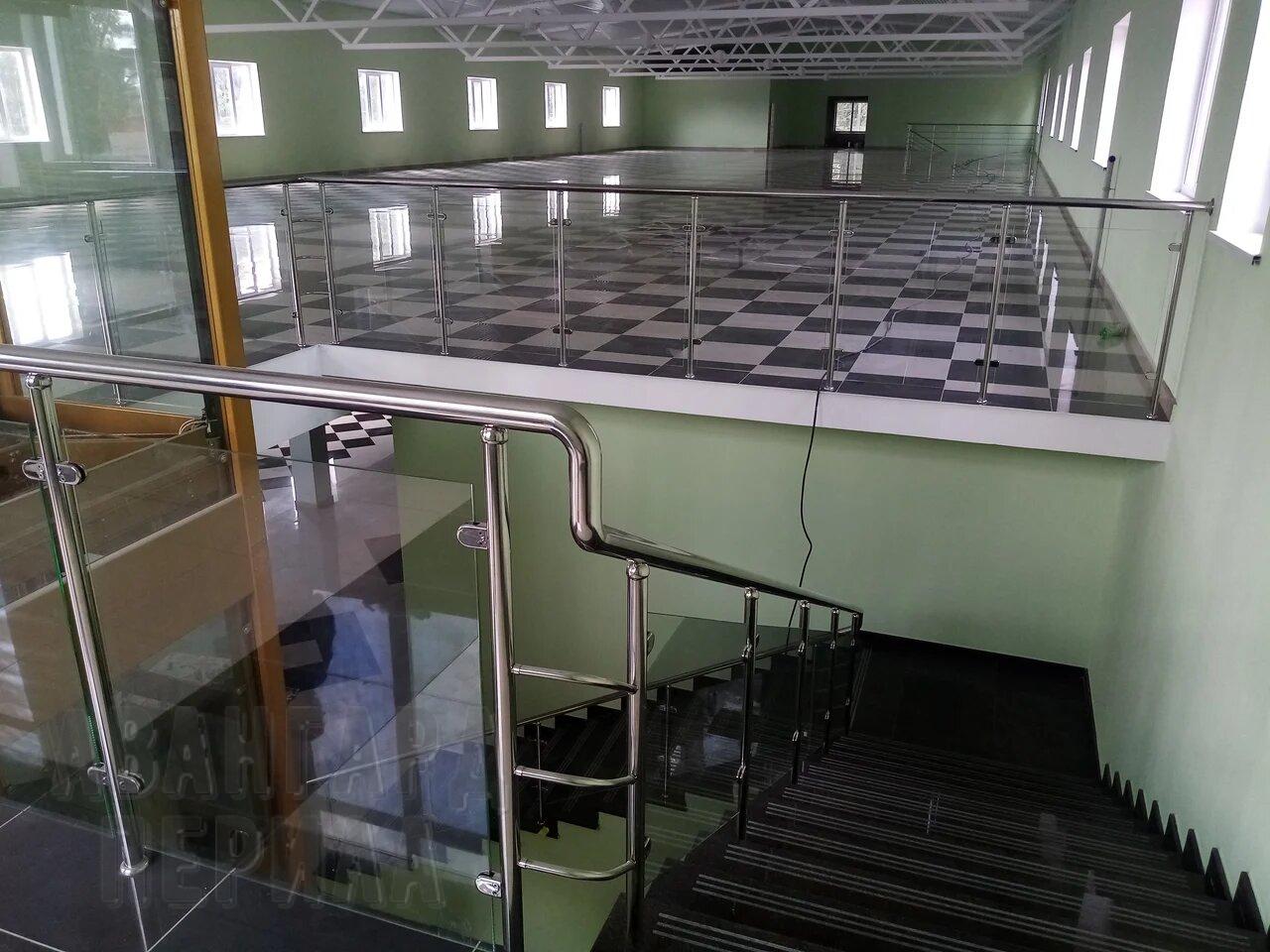 Перила со стеклом на стойках Перила со стеклом на стойках