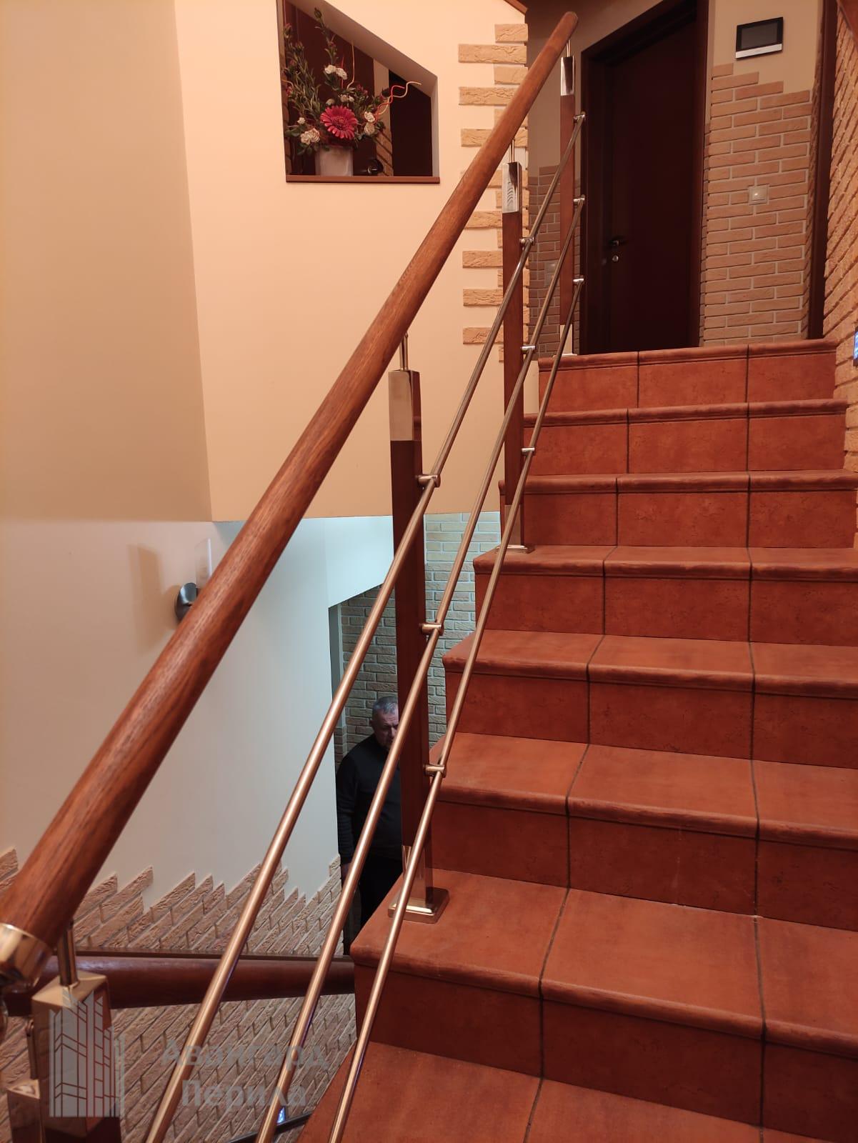 Перила с деревянным поручнем Перила с деревянным поручнем