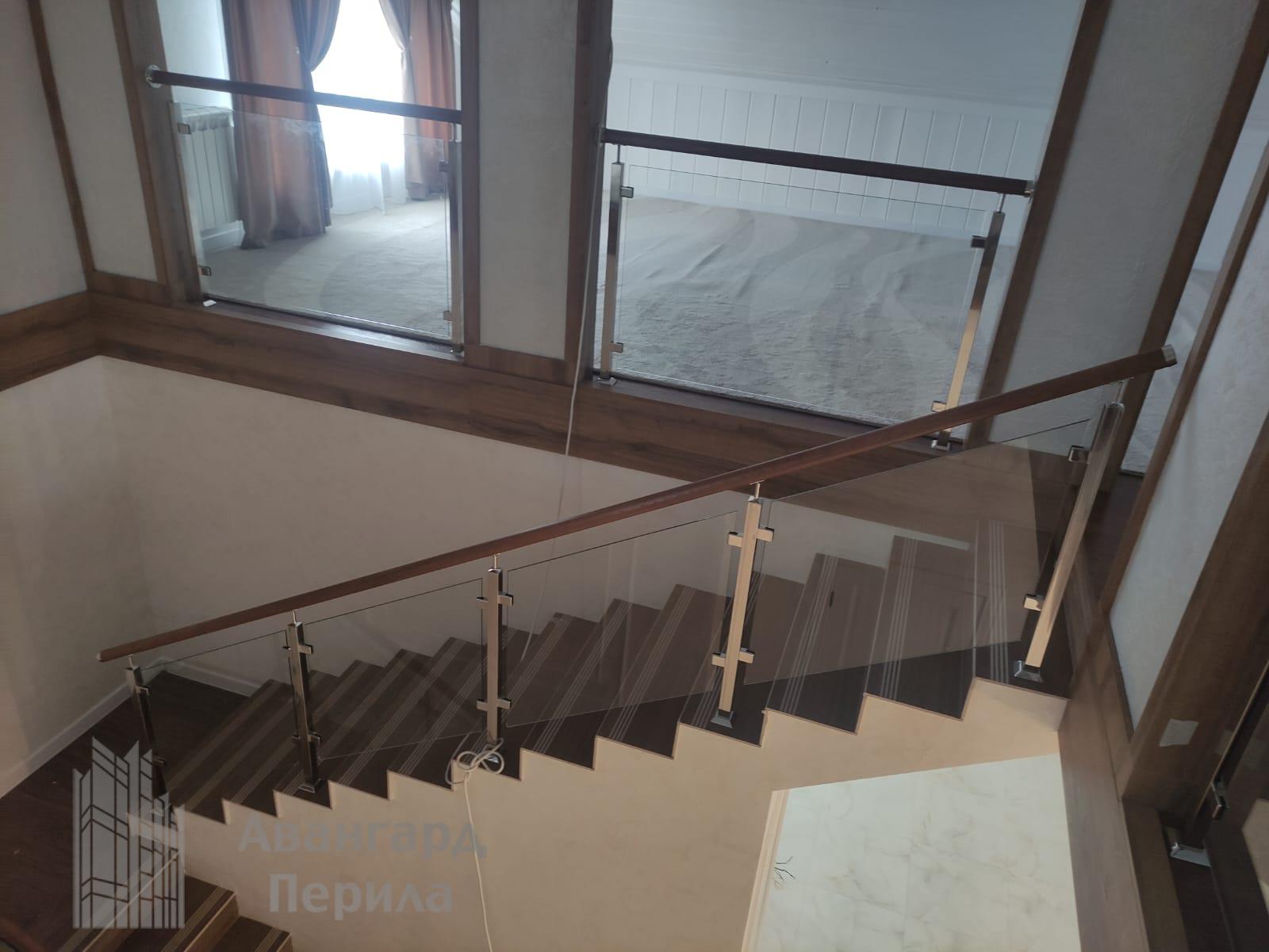 Перила с деревянным поручнем Перила с деревянным поручнем