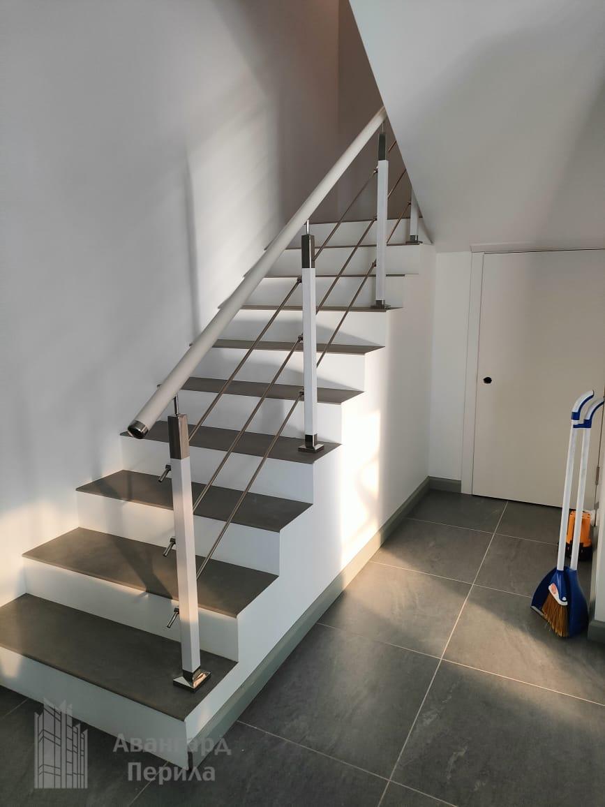 Перила с деревянным поручнем Перила с деревянным поручнем