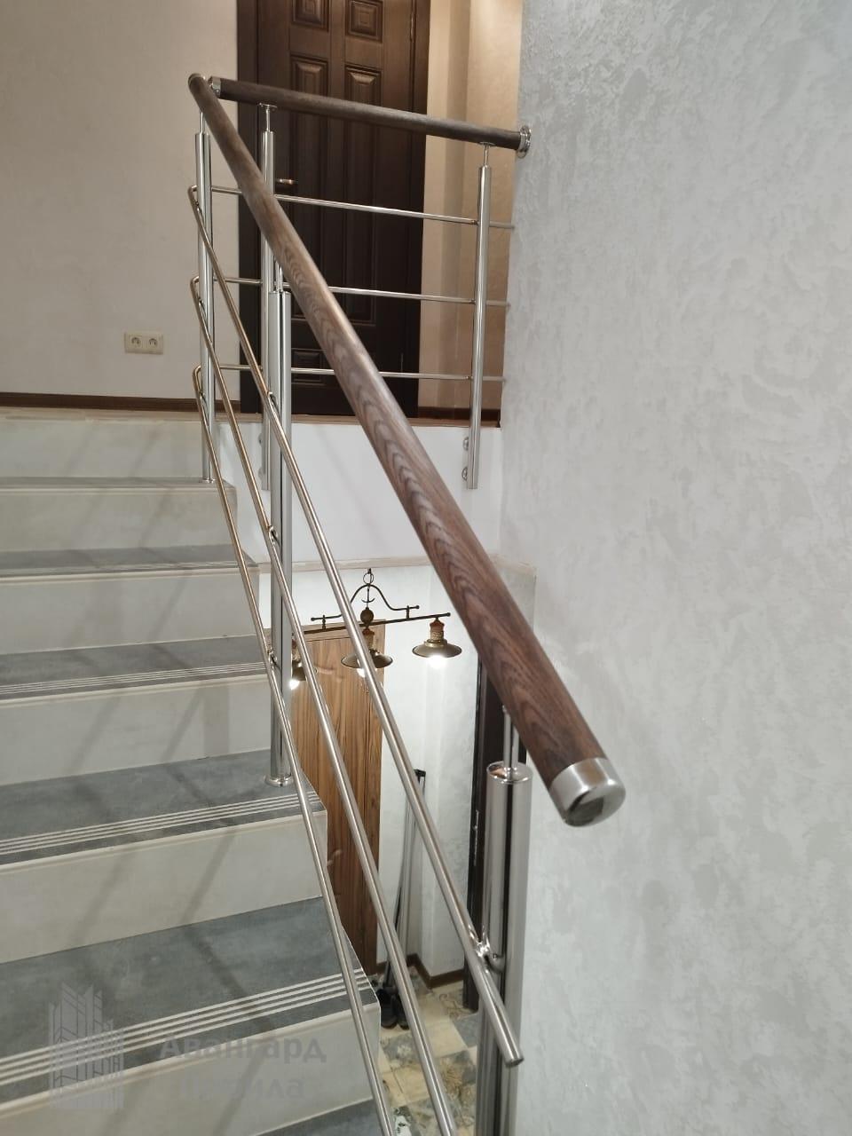 Перила с деревянным поручнем Перила с деревянным поручнем