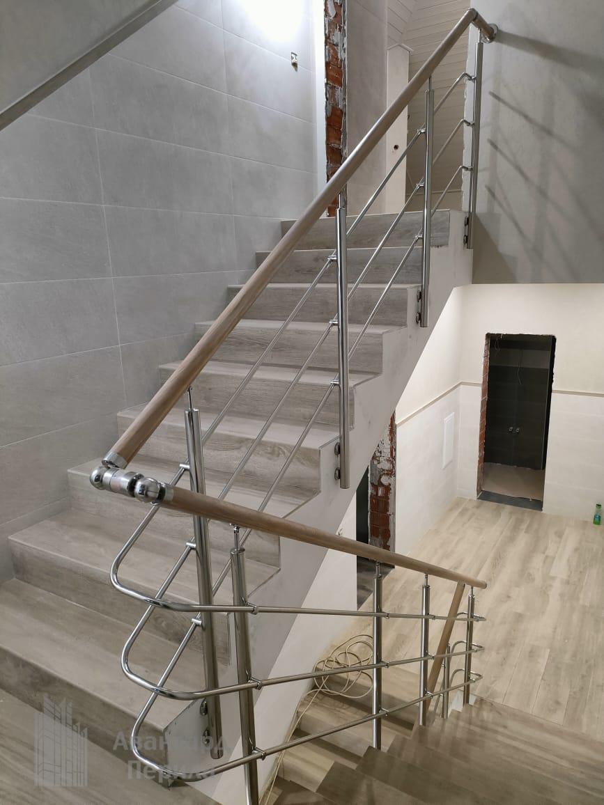 Перила с деревянным поручнем Перила с деревянным поручнем