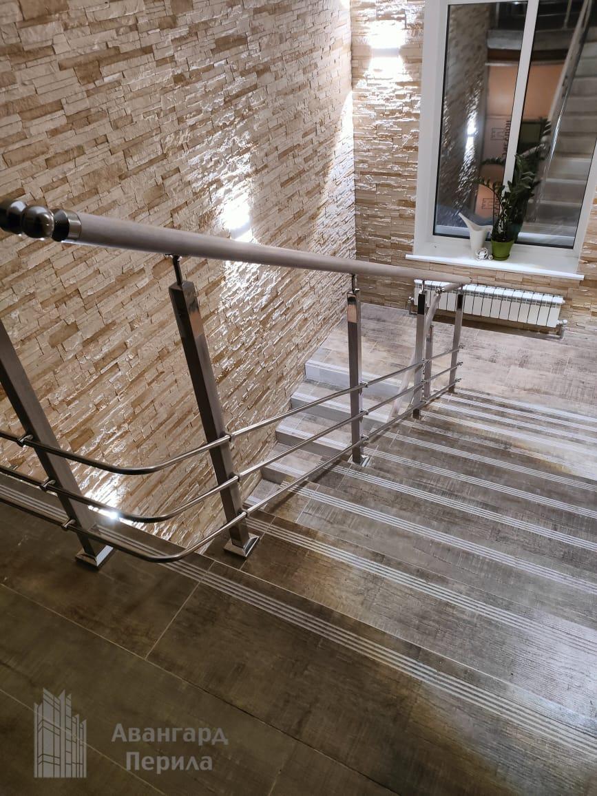 Перила с деревянным поручнем Перила с деревянным поручнем