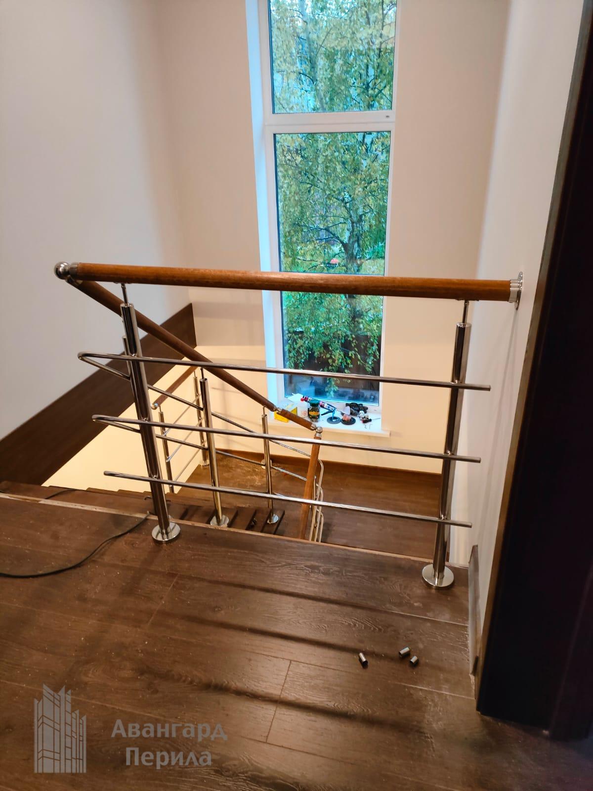 Перила с деревянным поручнем Перила с деревянным поручнем