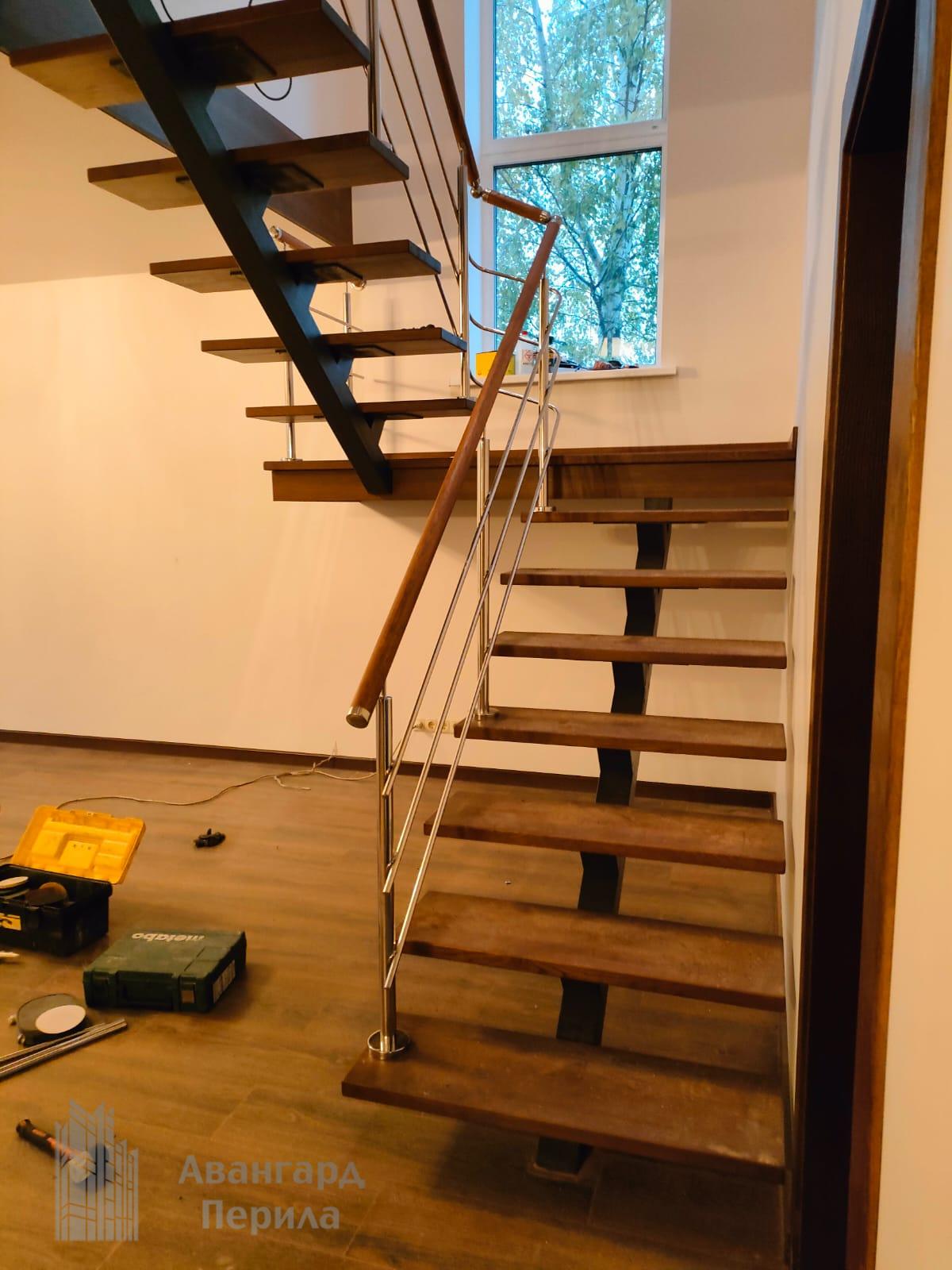 Перила с деревянным поручнем Перила с деревянным поручнем