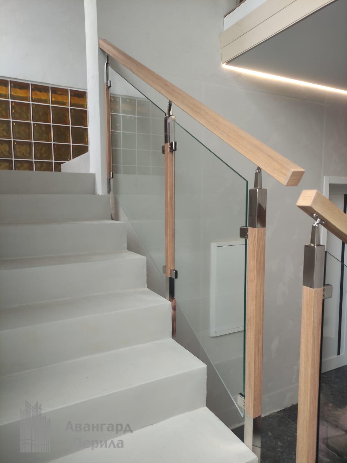 Перила с деревянным поручнем Перила с деревянным поручнем