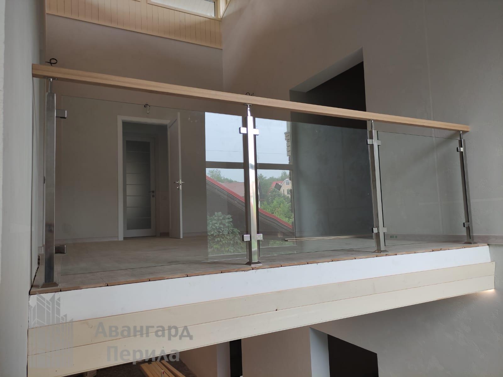 Перила с деревянным поручнем Перила с деревянным поручнем