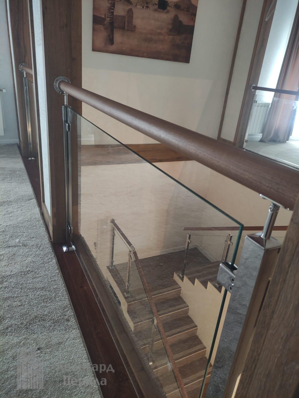 Перила с деревянным поручнем Перила с деревянным поручнем