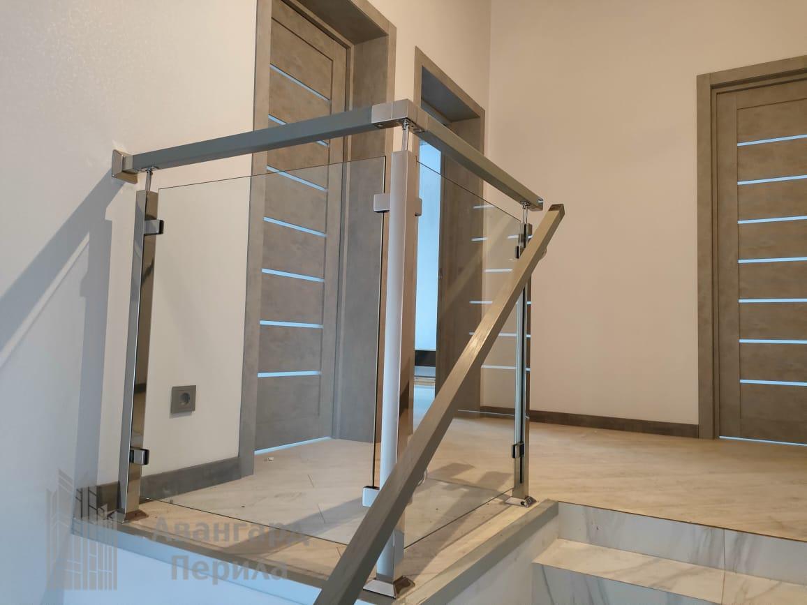 Перила с деревянным поручнем Перила с деревянным поручнем