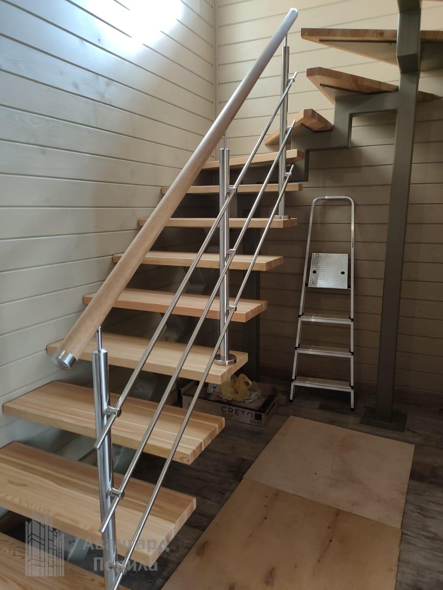 Перила с деревянным поручнем Перила с деревянным поручнем