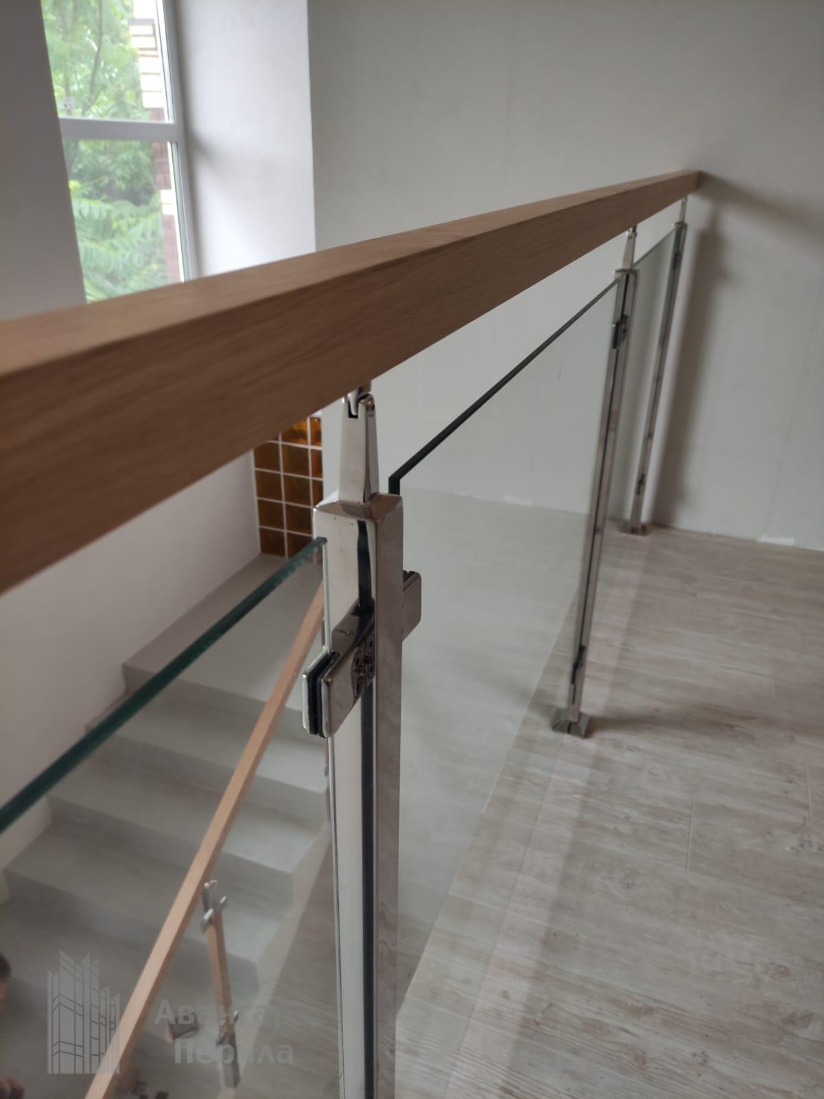 Перила с деревянным поручнем Перила с деревянным поручнем