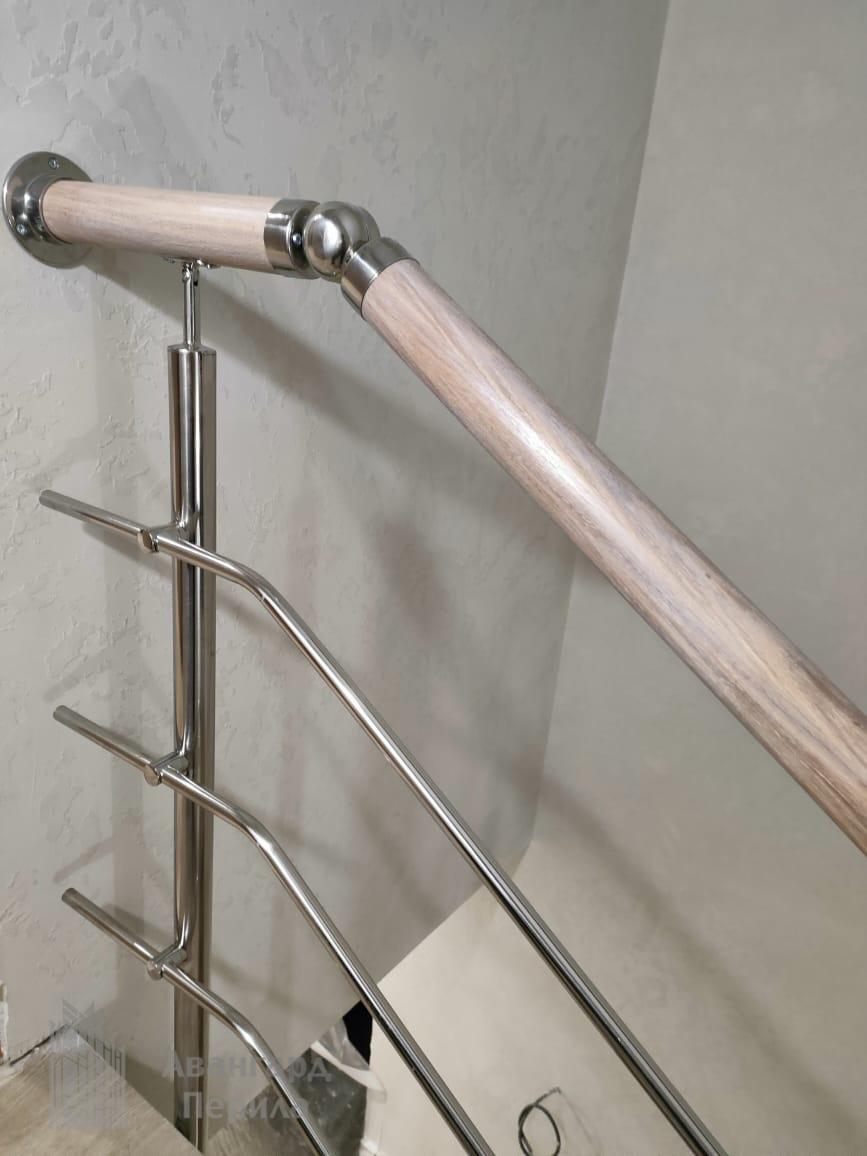 Перила с деревянным поручнем Перила с деревянным поручнем