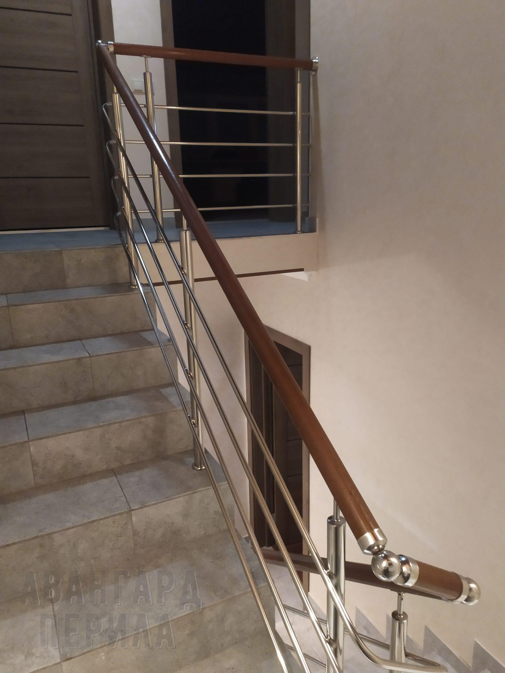 Перила с деревянным поручнем Перила с дубовым поручнем