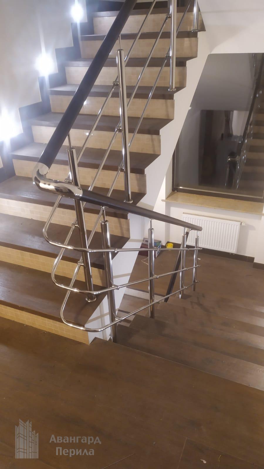 Перила с деревянным поручнем Перила с деревянным поручнем