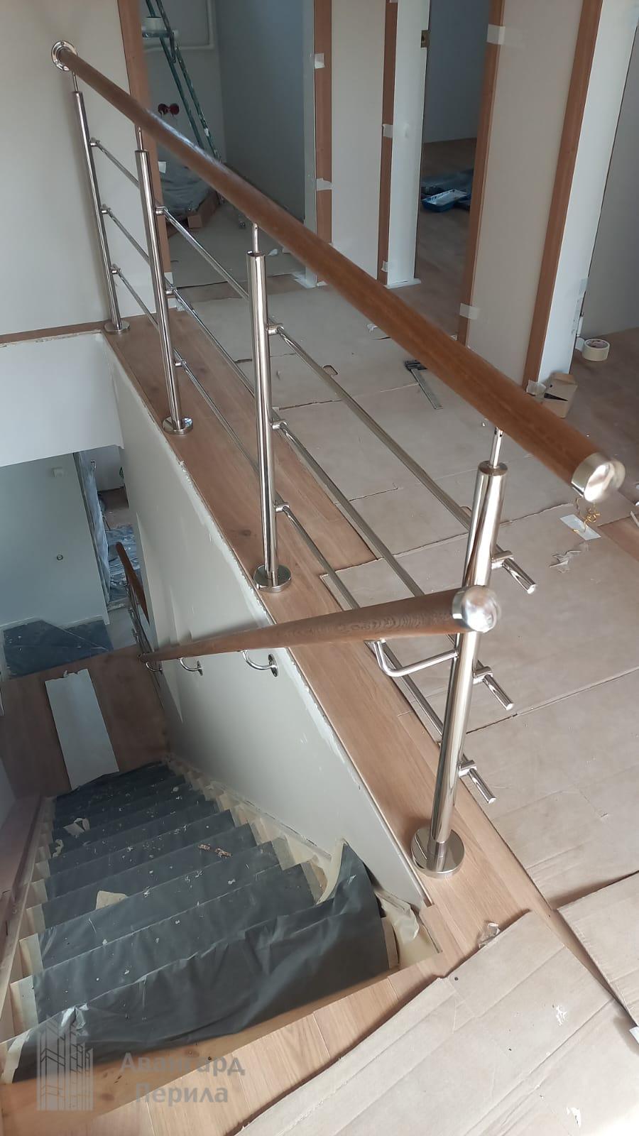 Перила с деревянным поручнем Перила с деревянным поручнем