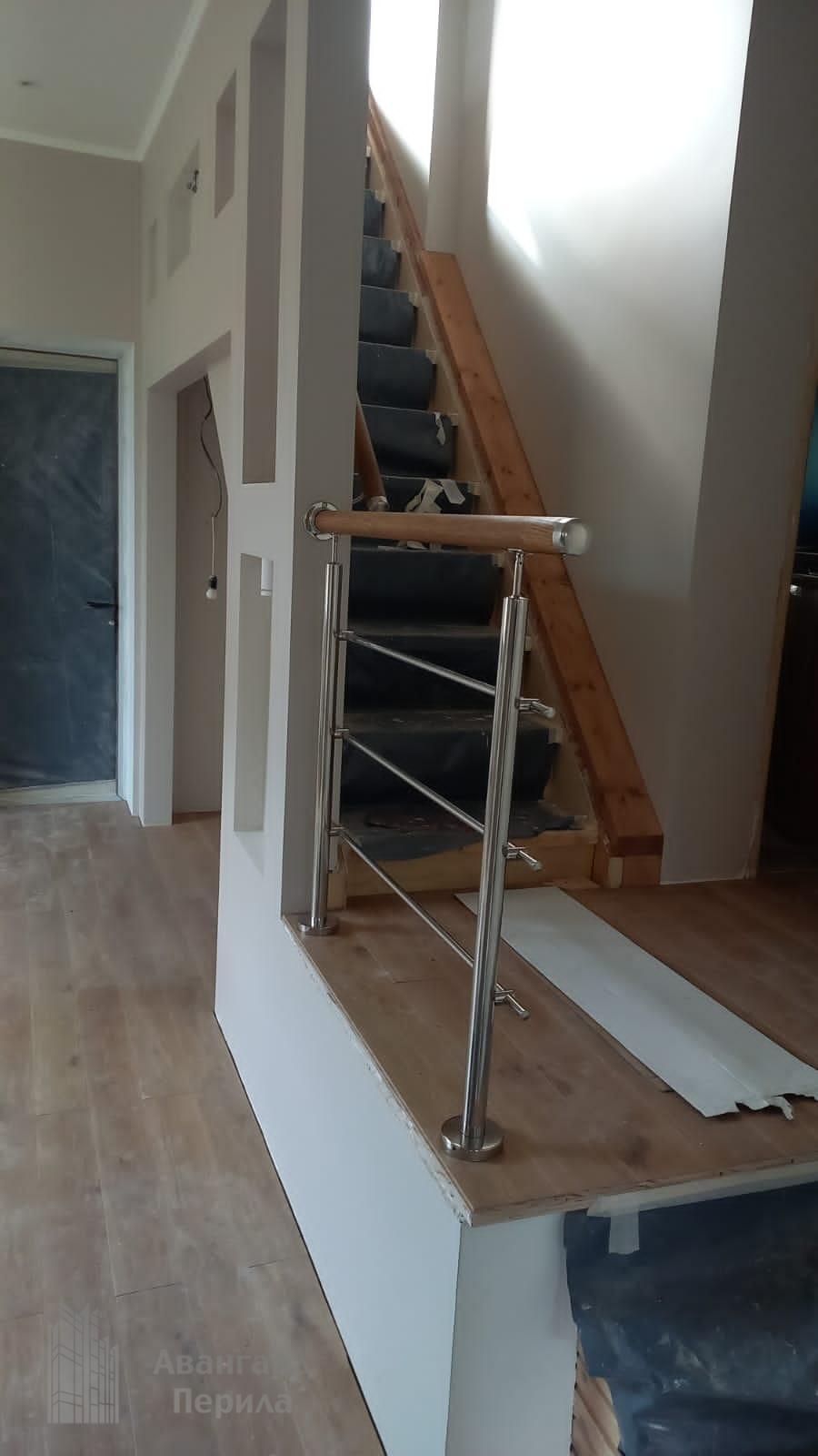 Перила с деревянным поручнем Перила с деревянным поручнем