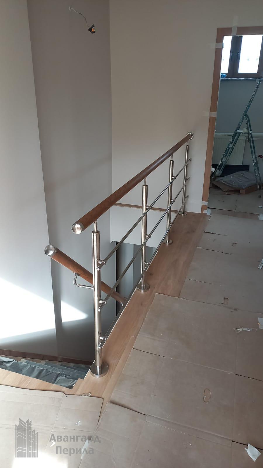 Перила с деревянным поручнем Перила с деревянным поручнем