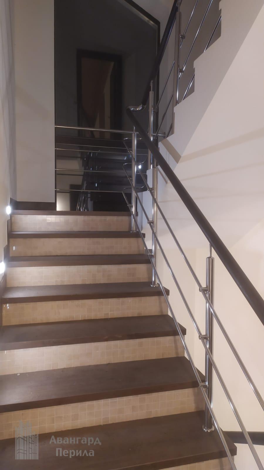 Перила с деревянным поручнем Перила с деревянным поручнем