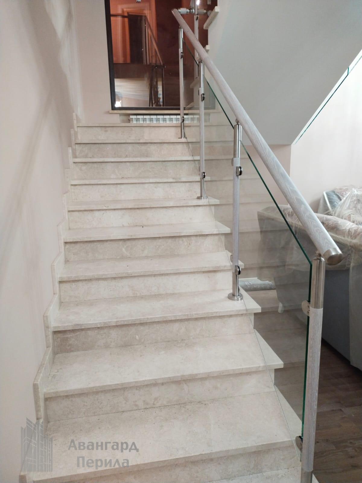 Перила со стеклом на стойках Перила со стеклом на стойках