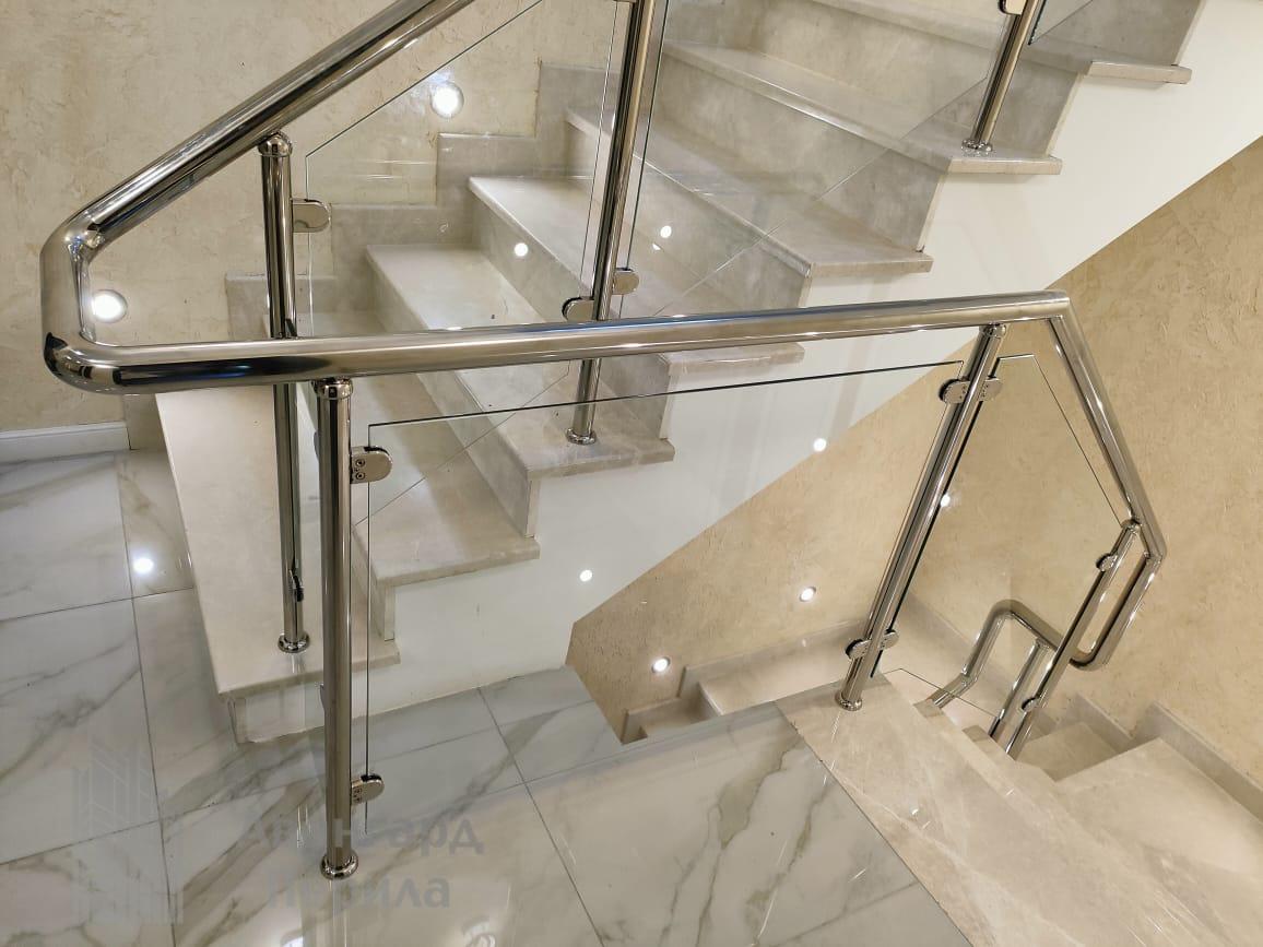 Перила со стеклом на стойках Перила со стеклом на стойках