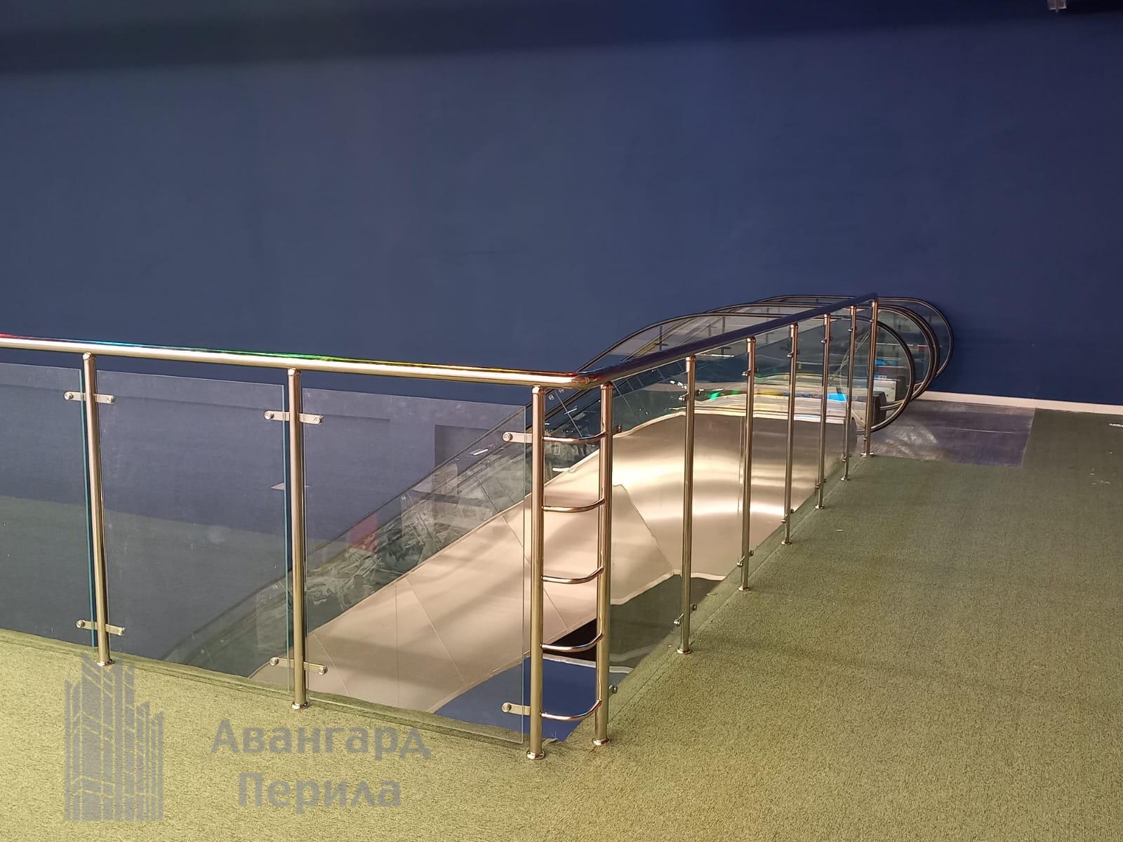 Перила со стеклом на стойках Перила со стеклом на стойках