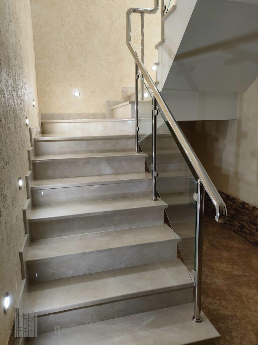 Перила со стеклом на стойках Перила со стеклом на стойках