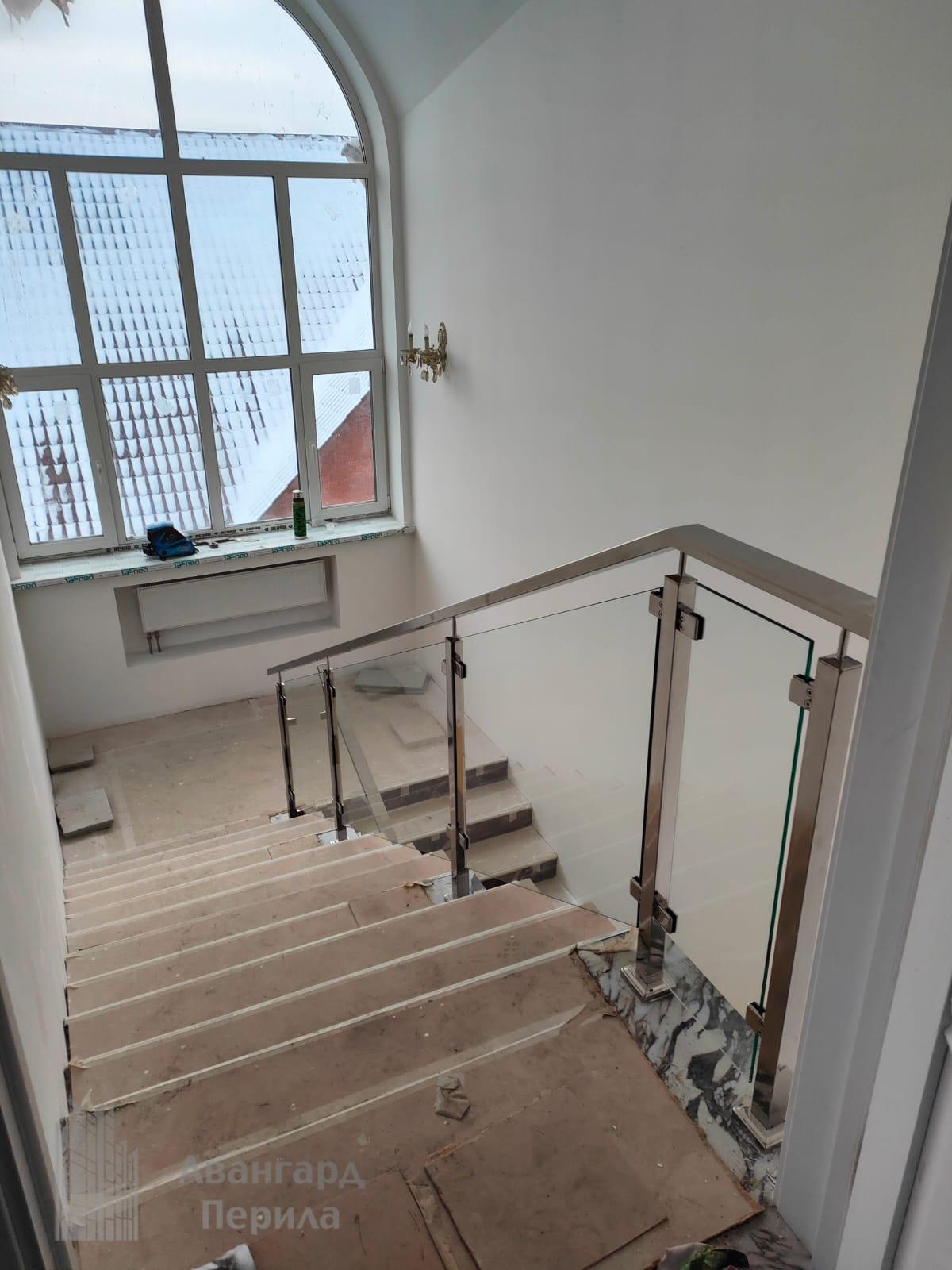 Перила со стеклом на стойках Перила со стеклом на стойках