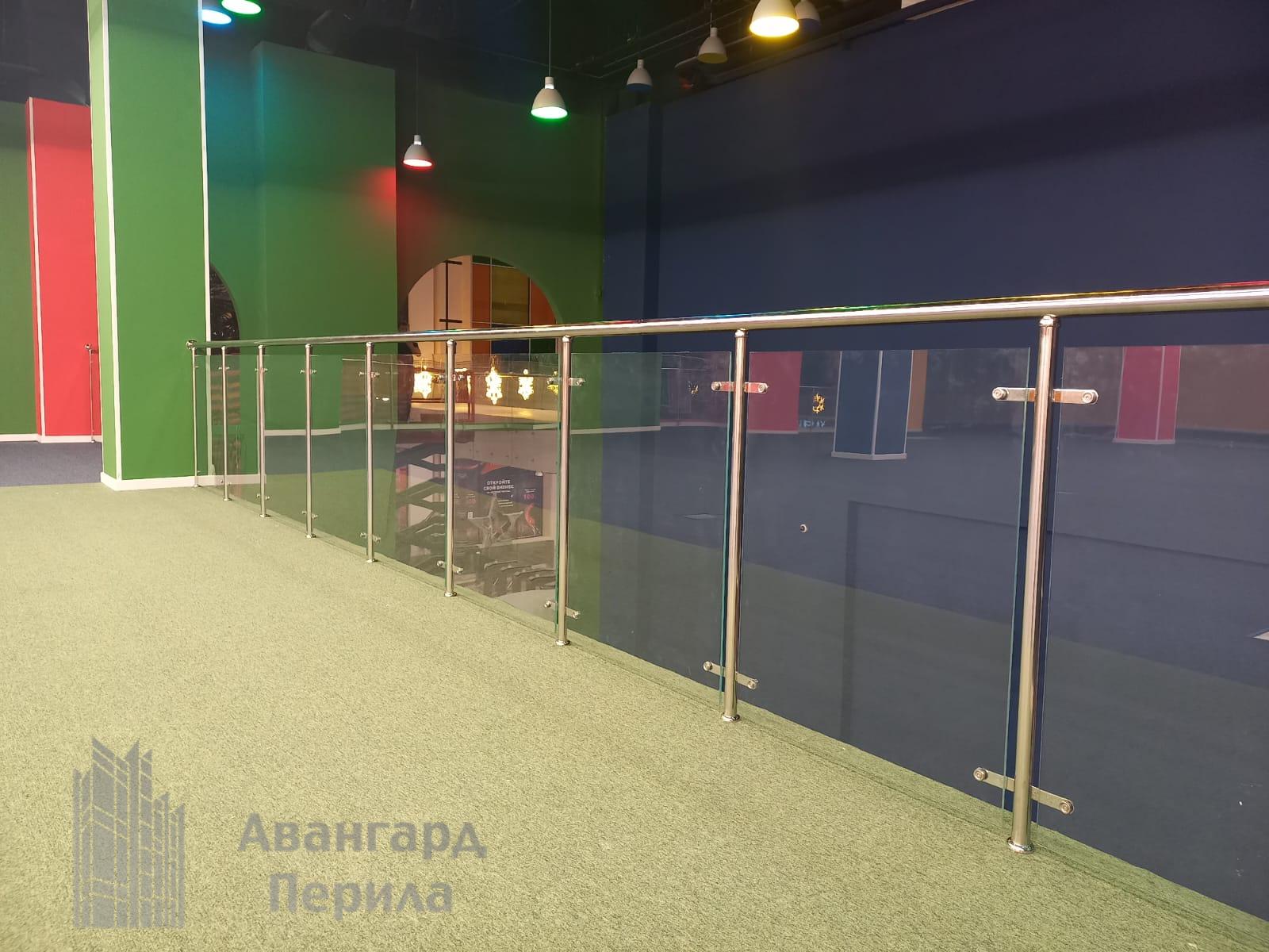 Перила со стеклом на стойках Перила со стеклом на стойках