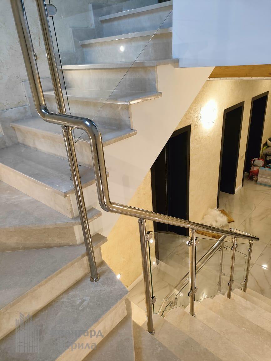 Перила со стеклом на стойках Перила со стеклом на стойках