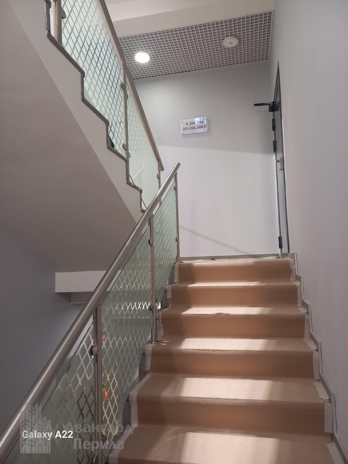 Перила со стеклом на стойках Перила со стеклом на стойках