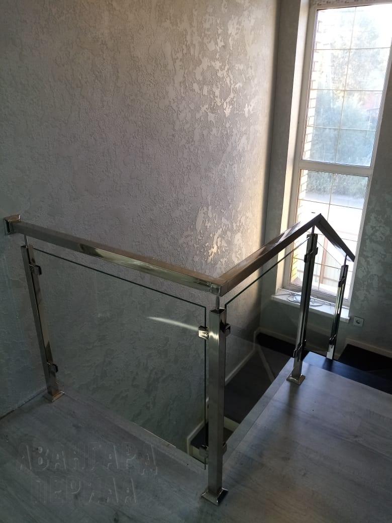 Перила со стеклом на стойках Перила со стеклом на стойках