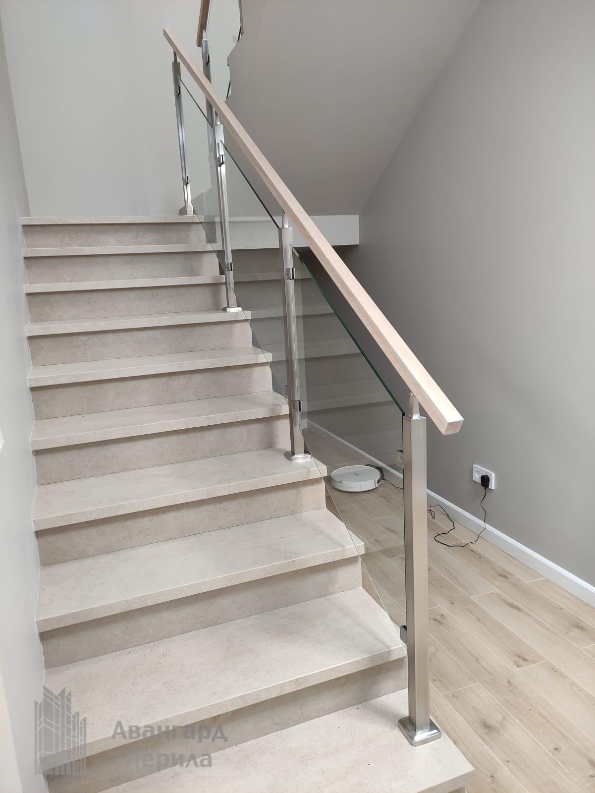 Перила со стеклом на стойках Перила со стеклом на стойках