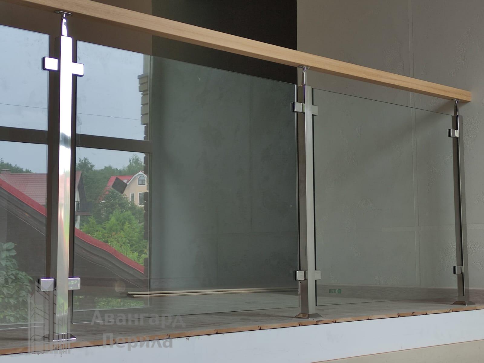 Перила со стеклом на стойках Перила со стеклом на стойках