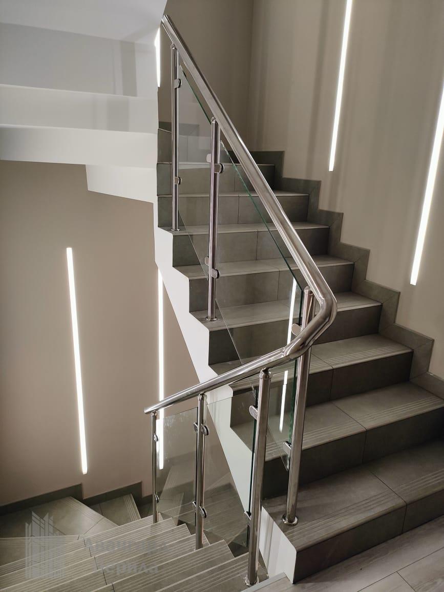 Перила со стеклом на стойках Перила со стеклом на стойках