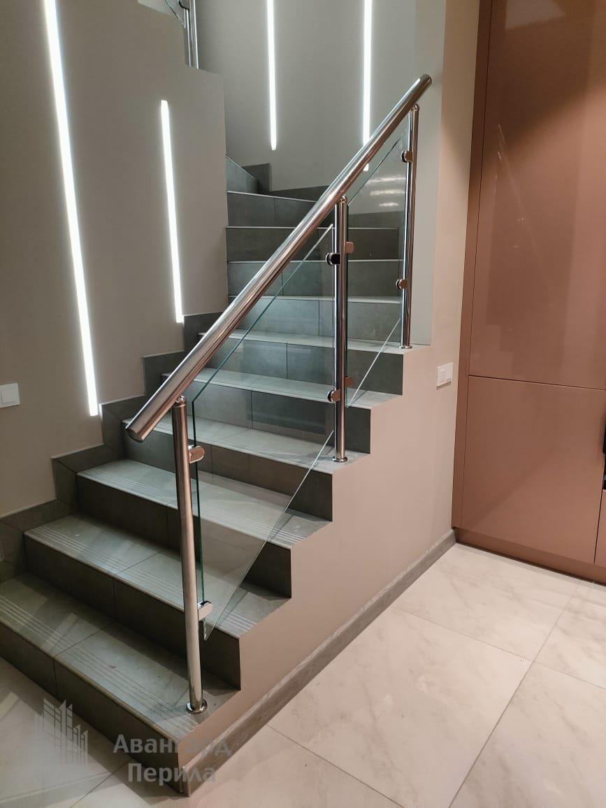 Перила со стеклом на стойках Перила со стеклом на стойках