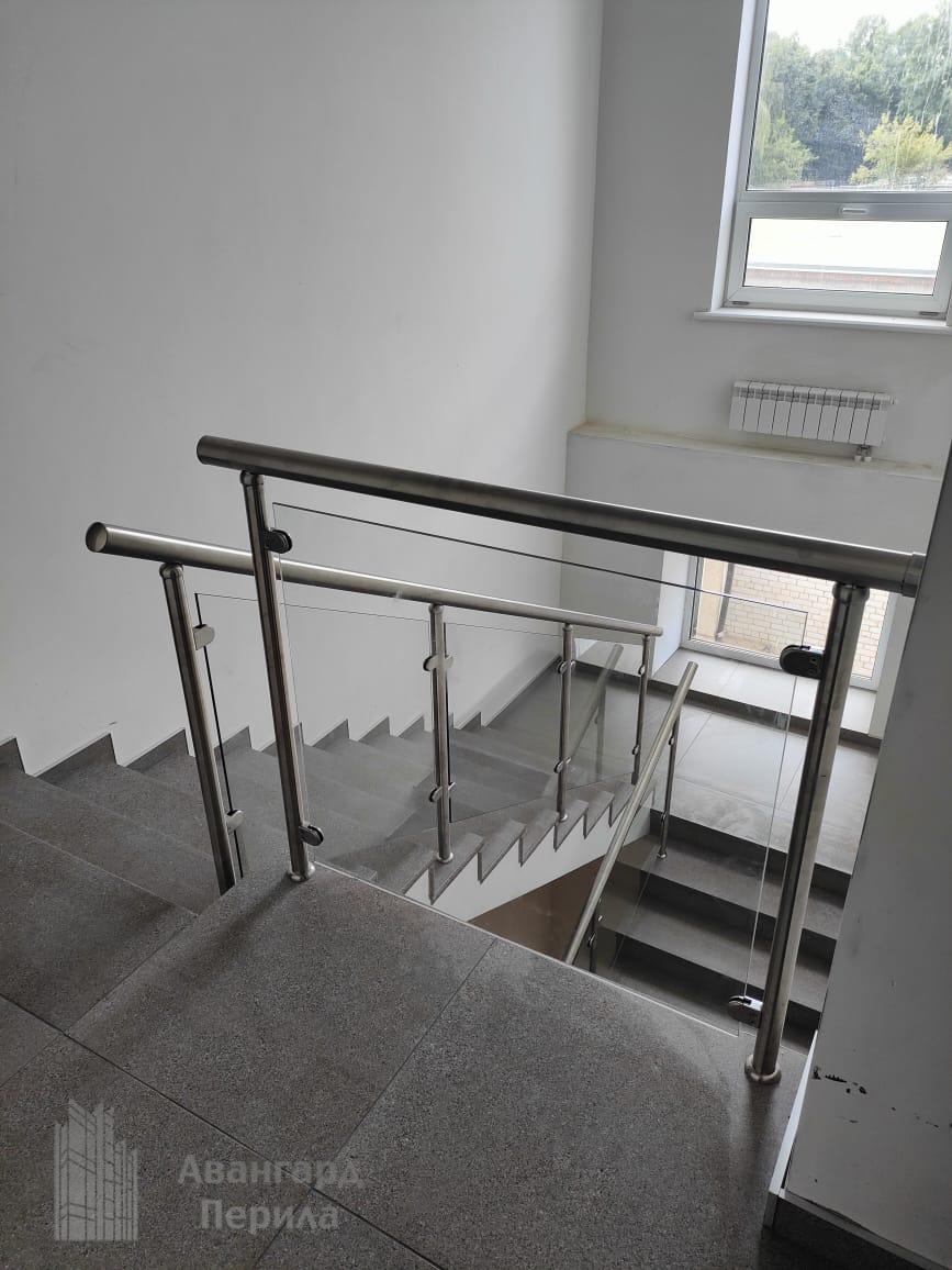 Перила со стеклом на стойках Перила со стеклом на стойках