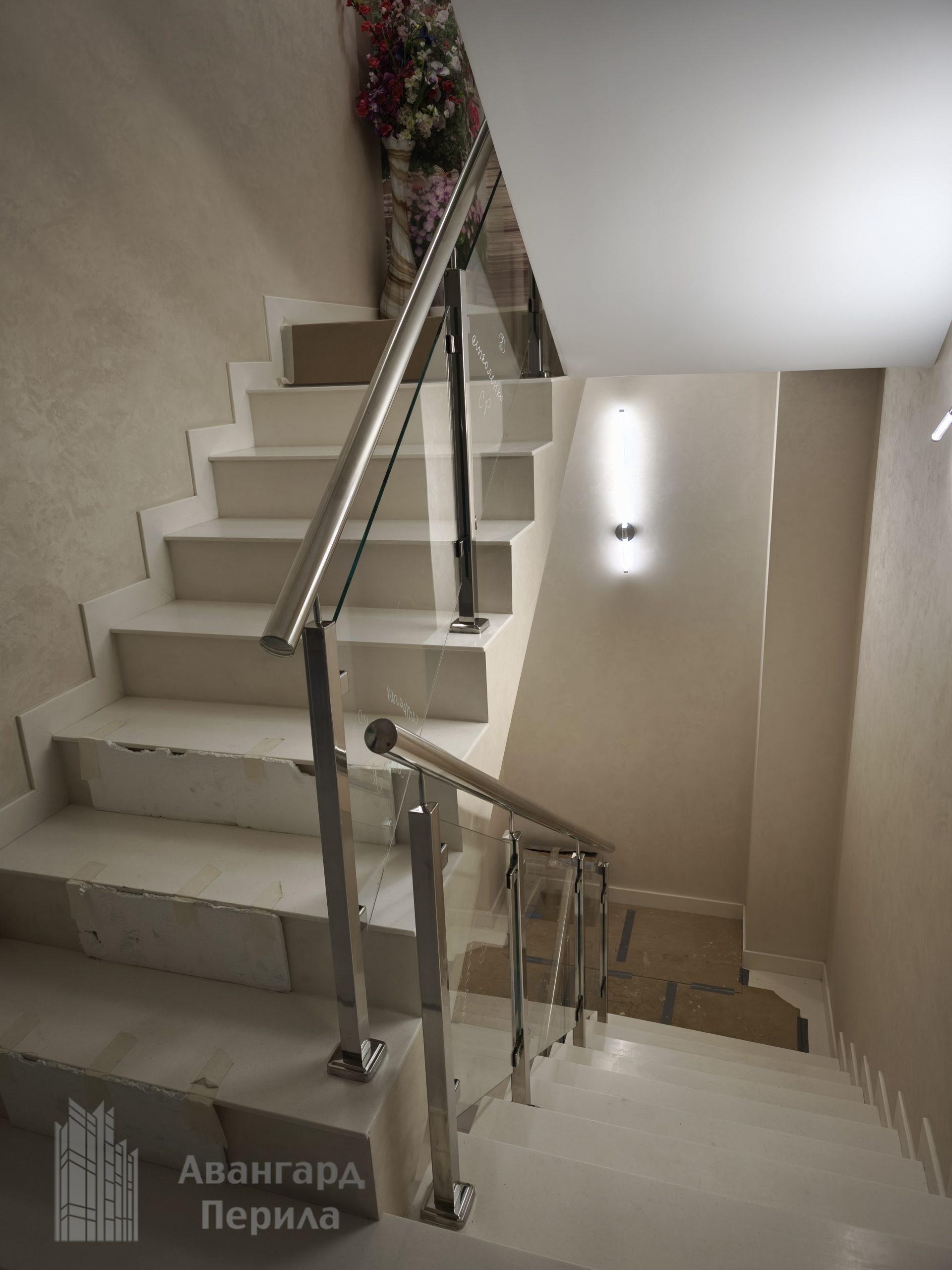 Перила со стеклом на стойках Перила со стеклом на стойках