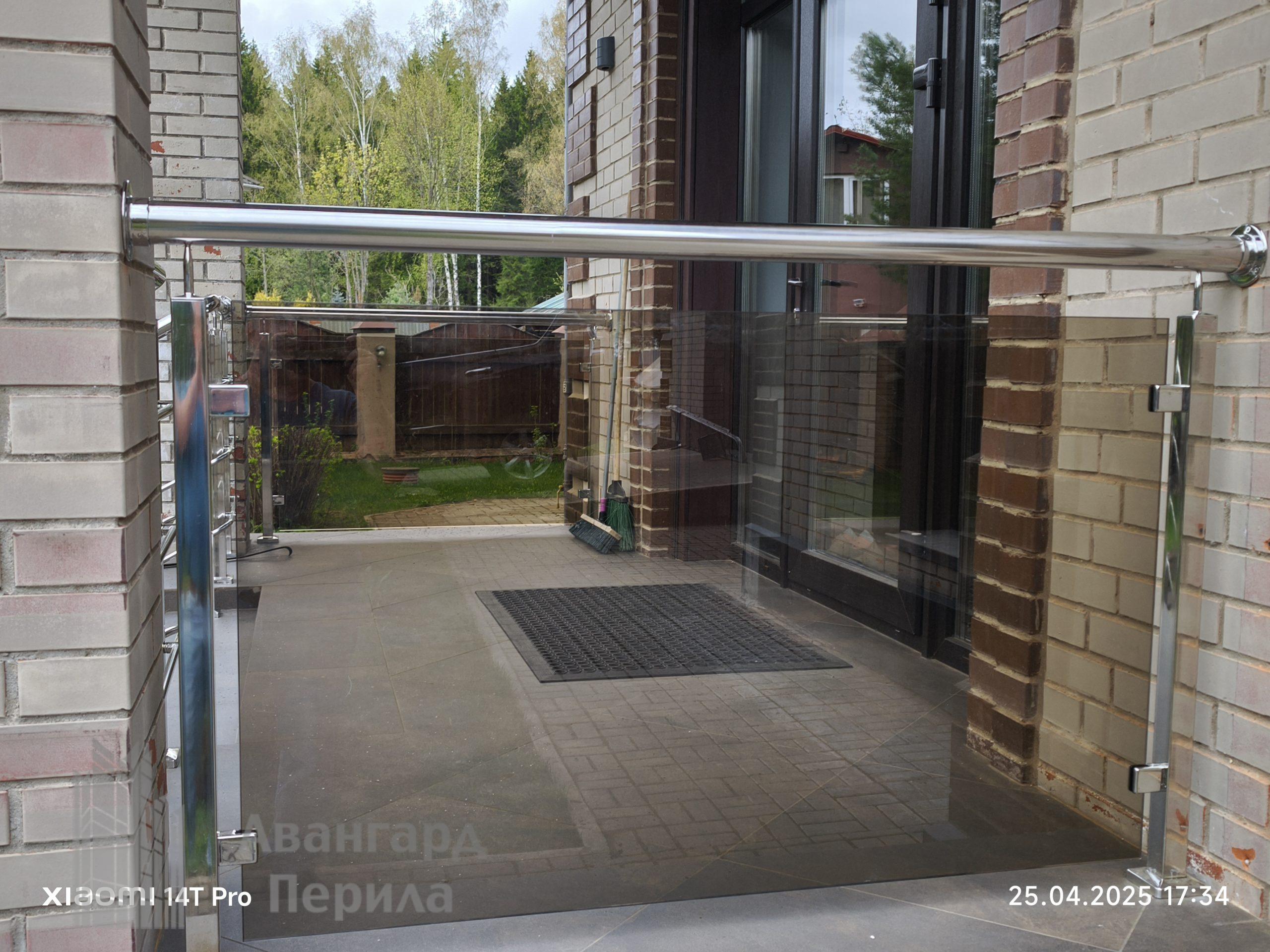 Перила со стеклом на стойках Перила со стеклом на стойках