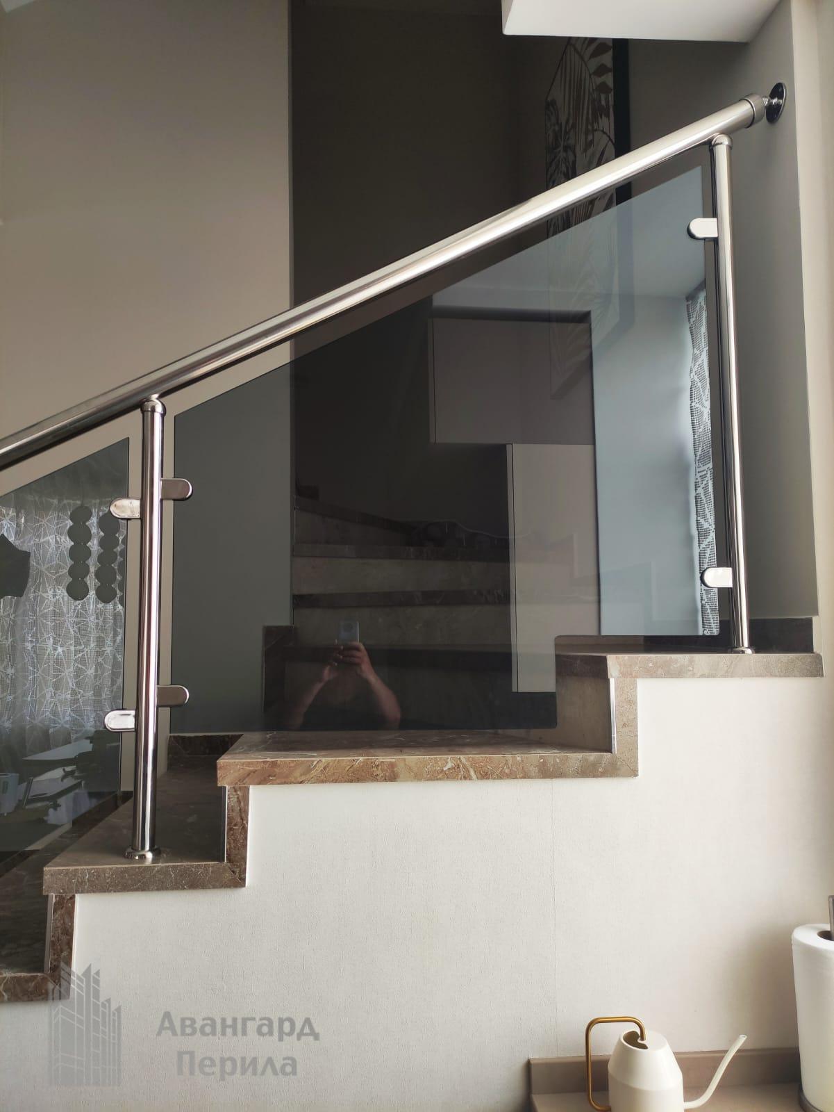 Перила со стеклом на стойках Перила со стеклом на стойках