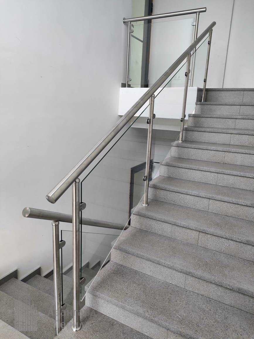 Перила со стеклом на стойках Перила со стеклом на стойках