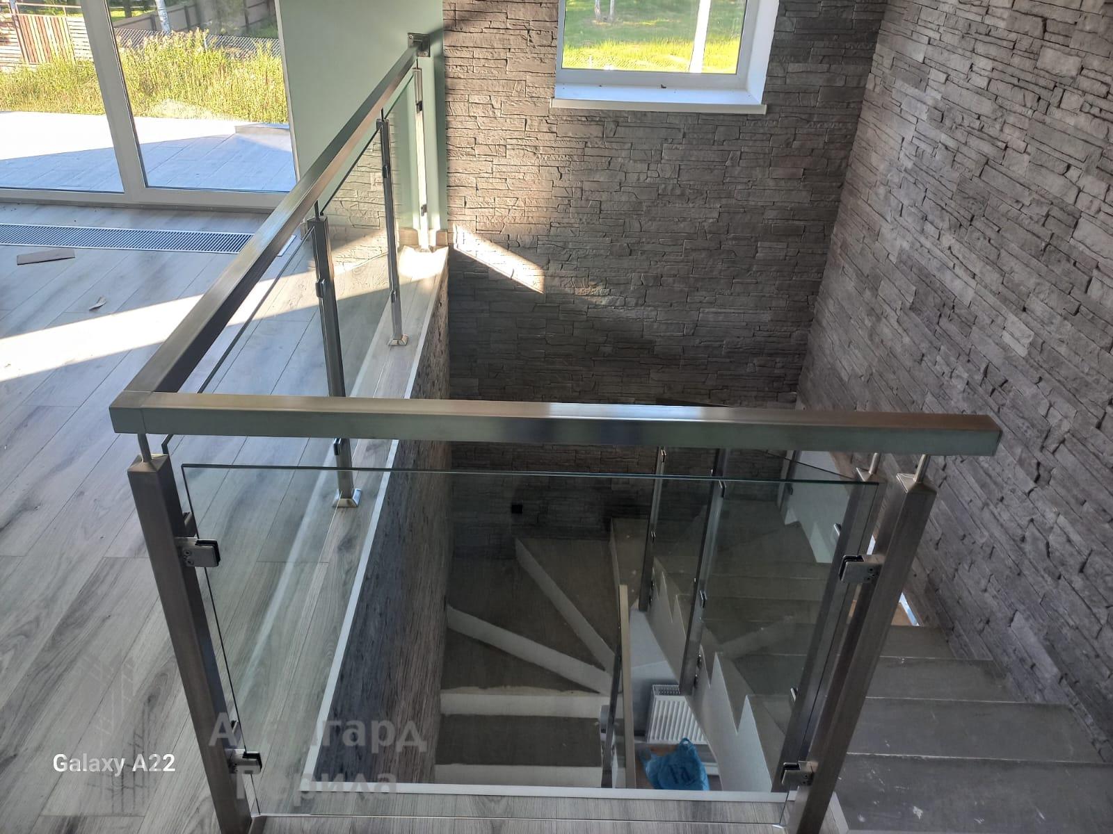 Перила со стеклом на стойках Перила со стеклом на стойках