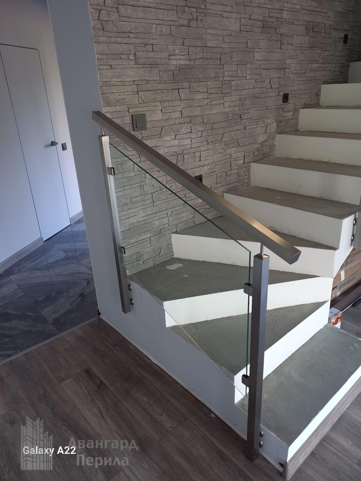 Перила со стеклом на стойках Перила со стеклом на стойках