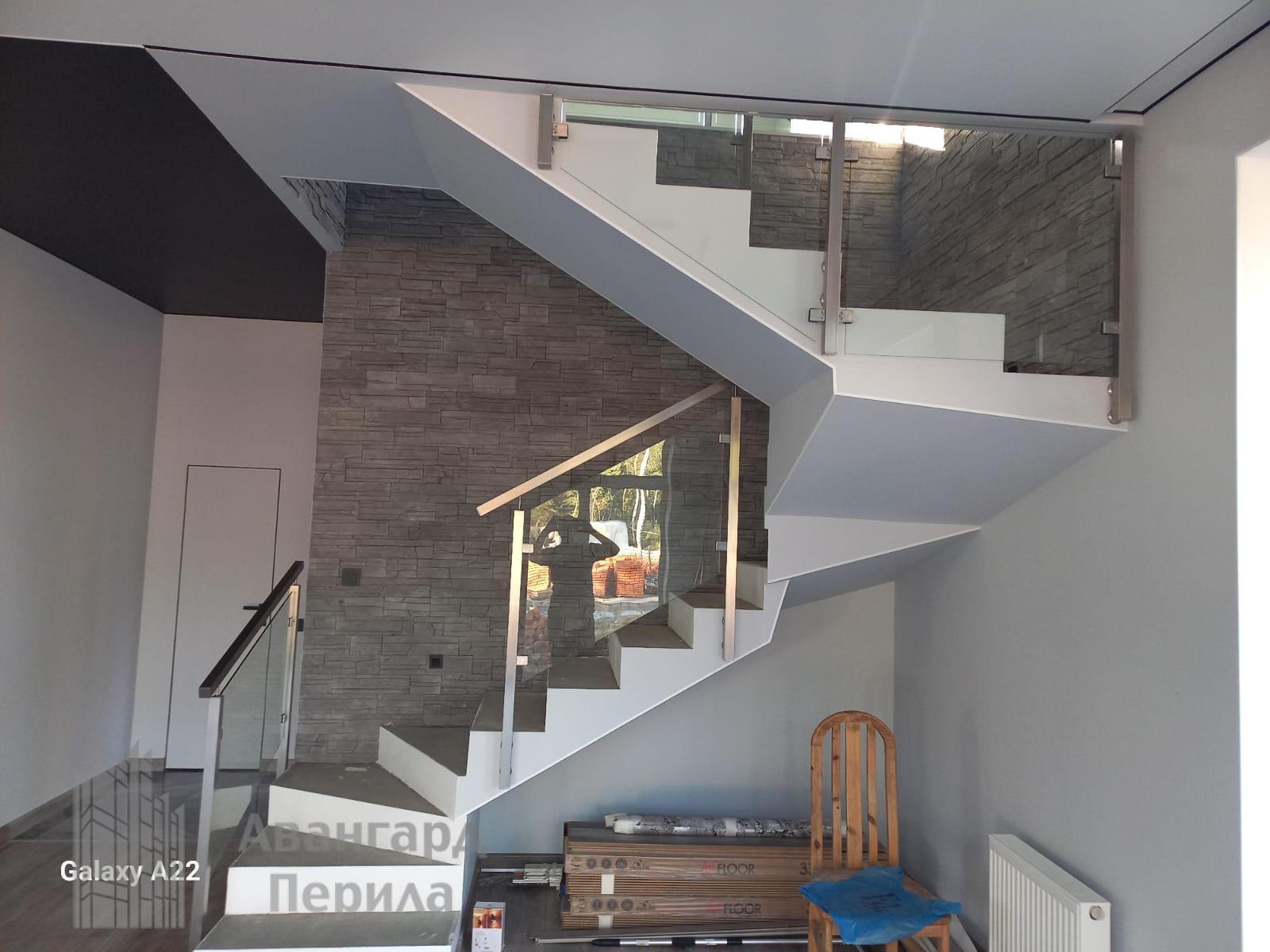 Перила со стеклом на стойках Перила со стеклом на стойках