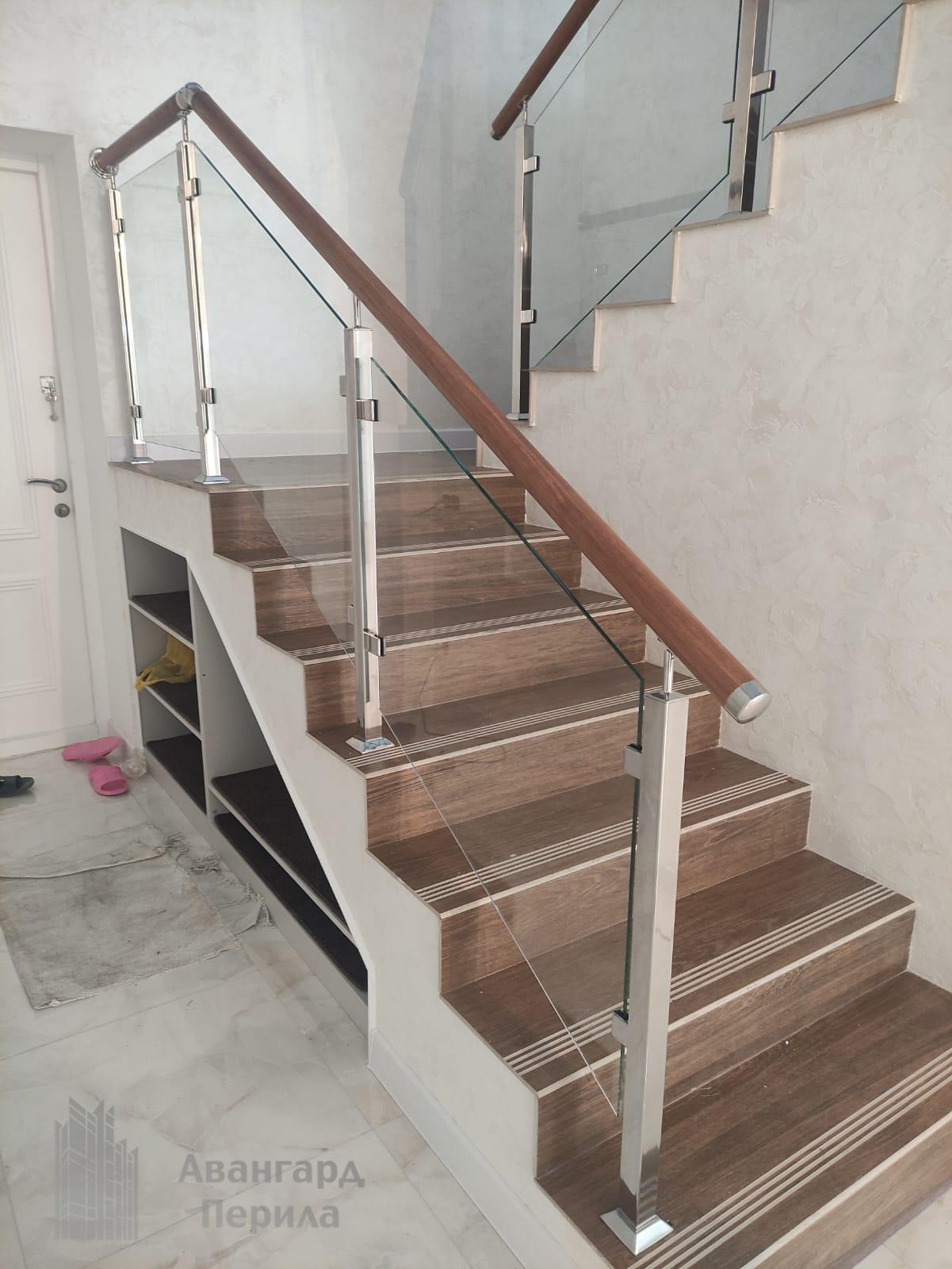 Перила со стеклом на стойках Перила со стеклом на стойках