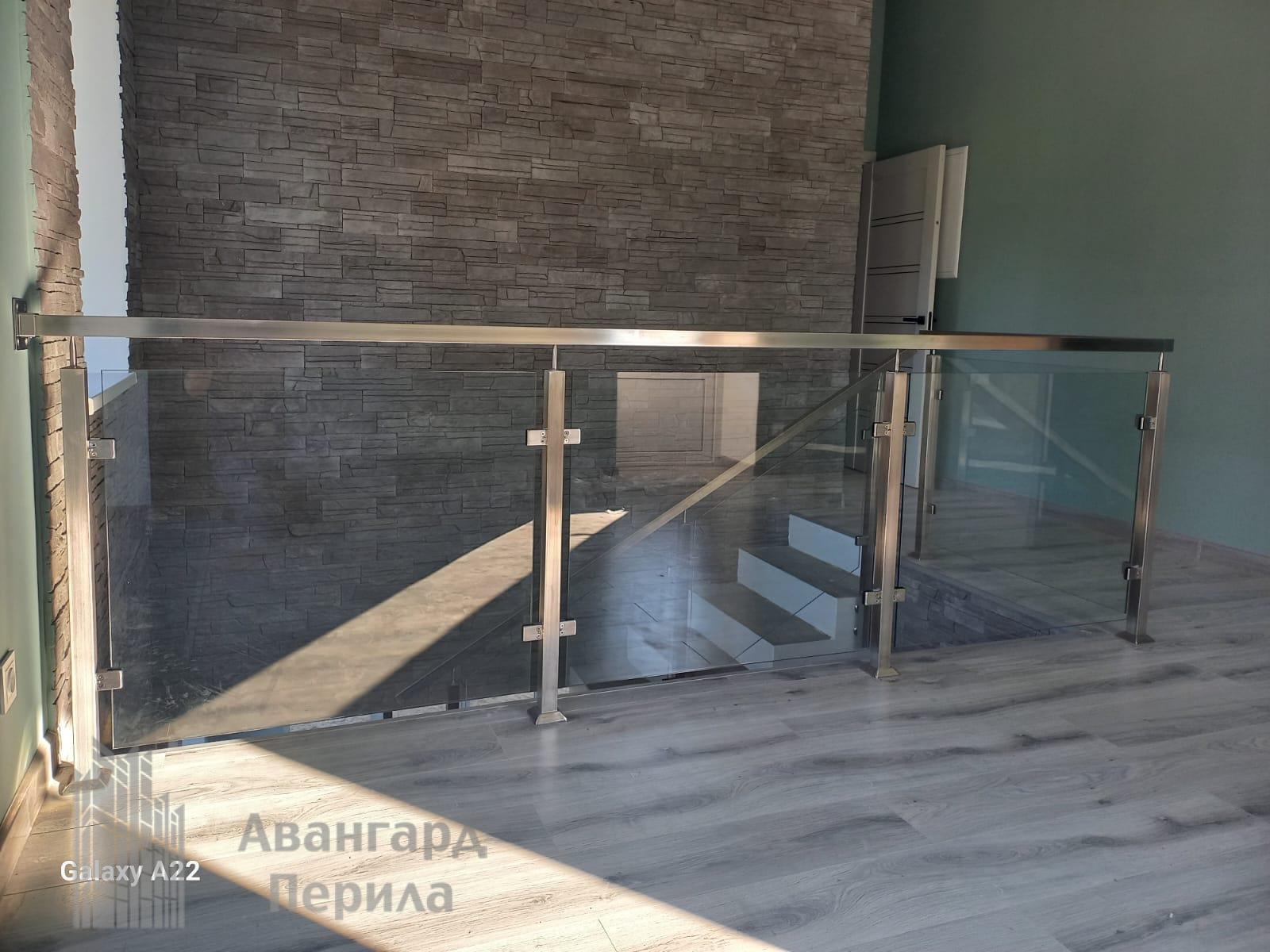 Перила со стеклом на стойках Перила со стеклом на стойках